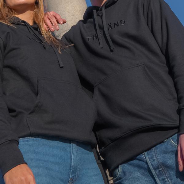 Schwarzer Hoodie mit THE LÄND Logo
